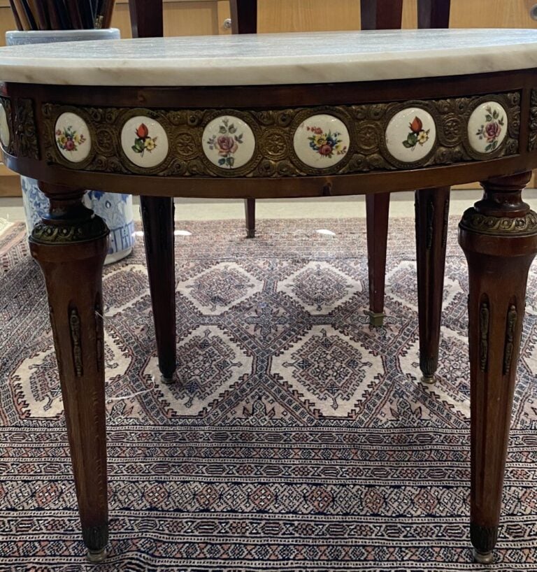 Guéridon en bois et incrustation de médaillons fleuris en porcelaine sur la cei…