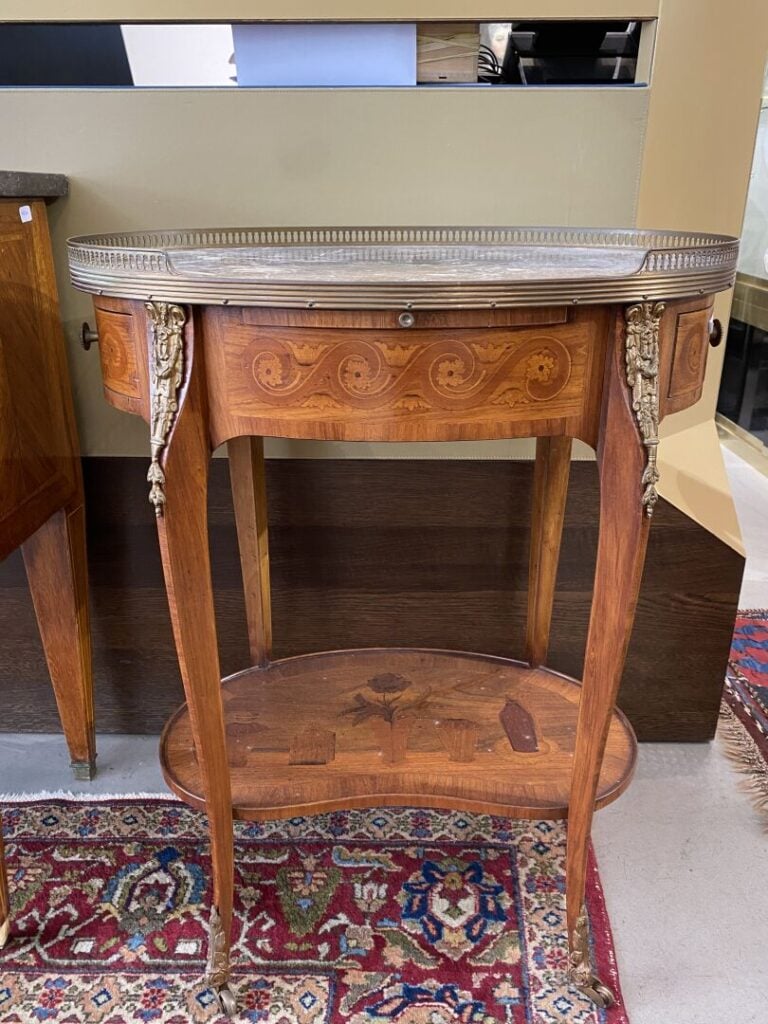Guéridon ovale en bois de placage à décor marqueté de frises, ouvrant par deux…