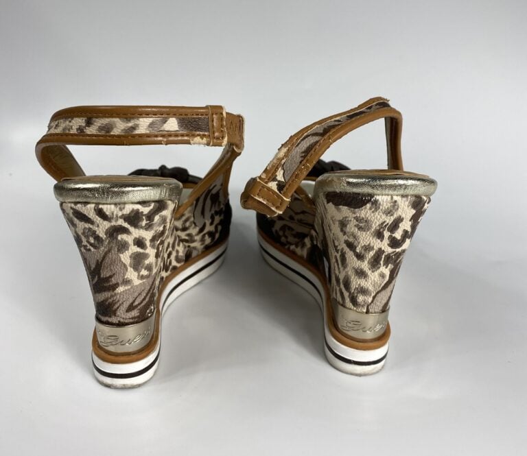 GUESS - Paire de sandales compensées en simili cuir imprimé, camel et argent, e…