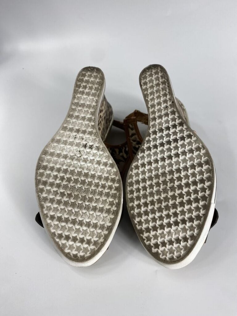 GUESS - Paire de sandales compensées en simili cuir imprimé, camel et argent, e…