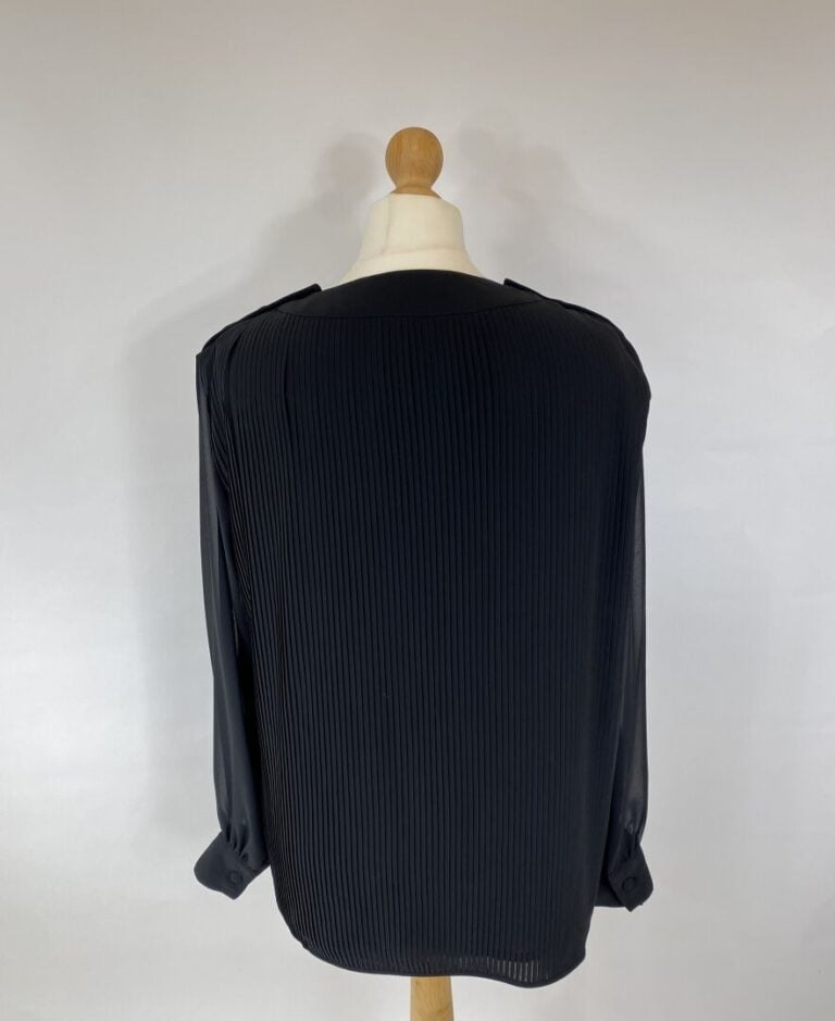 GUY LAROCHE BOUTIQUE - Blouse en crêpe mousseline noir plissé, boutonnage sur l…