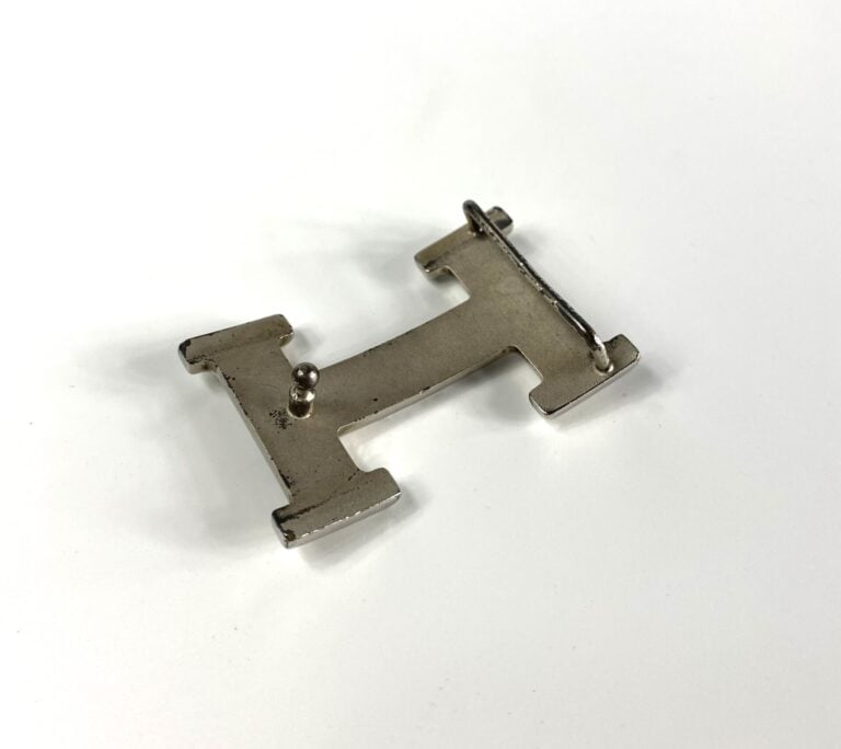 HERMÈS - Boucle de ceinture "H" en métal argenté (signée). - 6 cm. - En l'état…