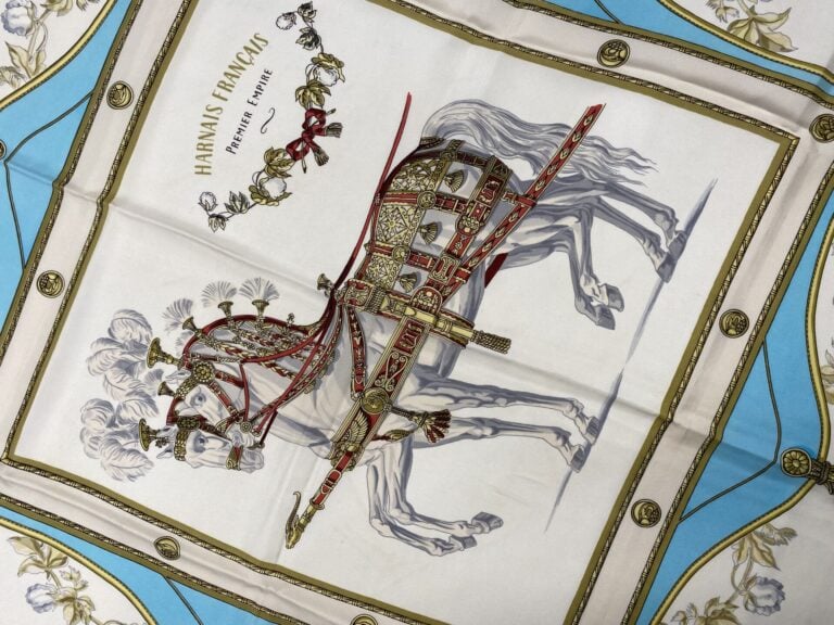 HERMÈS - Carré en twill de soie imprimé titré "Harnais français, Premier Empire…