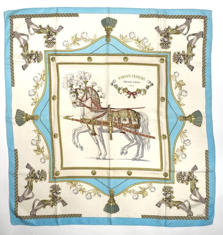 HERMÈS - Carré en twill de soie imprimé titré "Harnais français, Premier Empire…