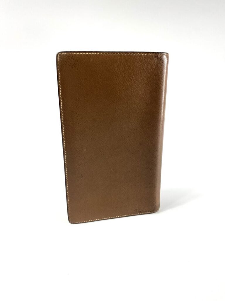 HERMÈS - Couverture d'agenda "Vision" en veau gras marron chiffré "S.F", épingl…