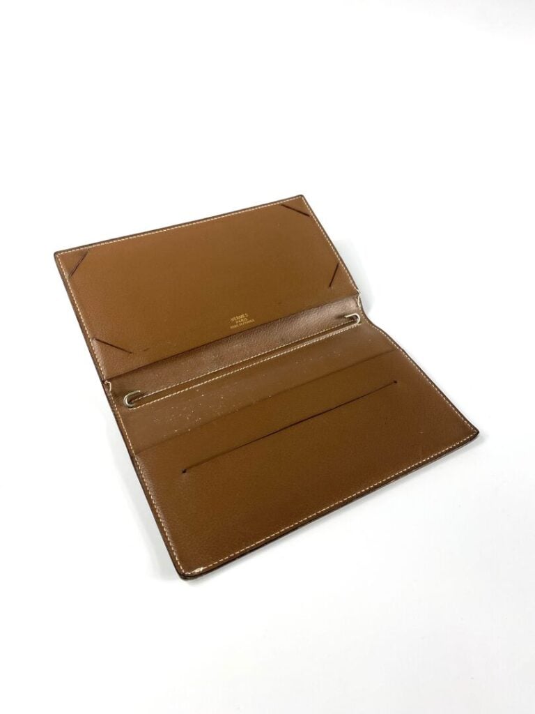 HERMÈS - Couverture d'agenda "Vision" en veau gras marron chiffré "S.F", épingl…