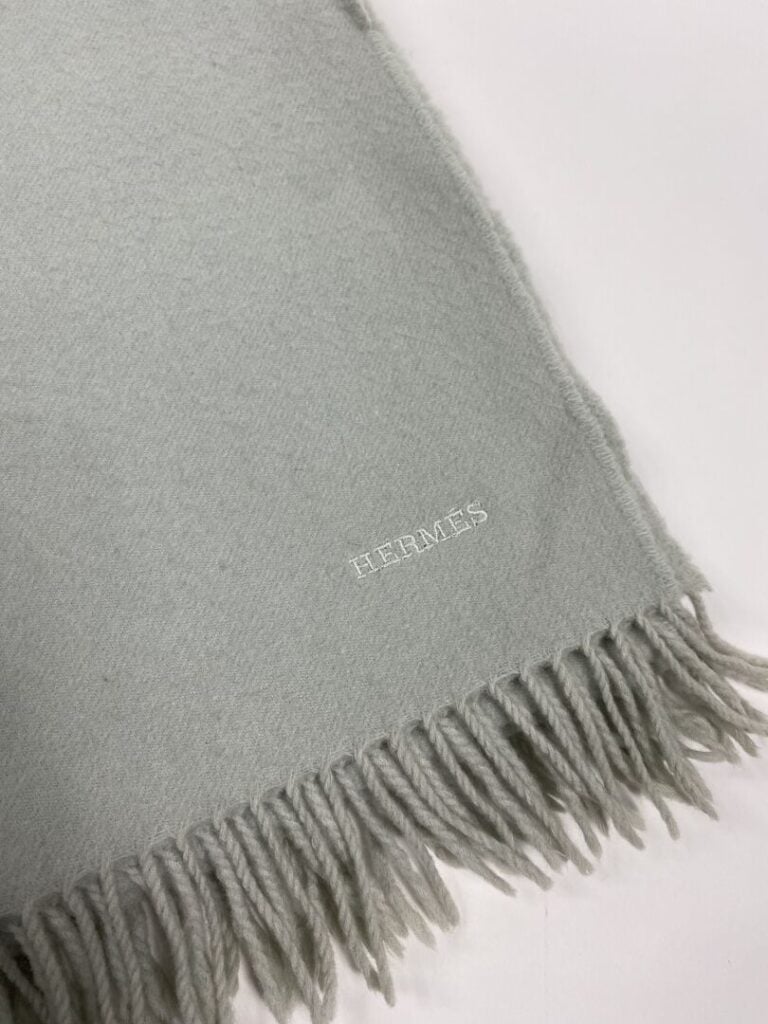 HERMÈS - Etole en cachemire frangé bleu glacier, broderie Hermès. - 210 x 72 cm…