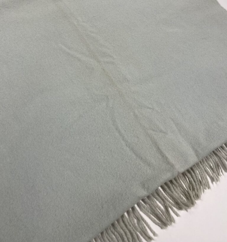 HERMÈS - Etole en cachemire frangé bleu glacier, broderie Hermès. - 210 x 72 cm…