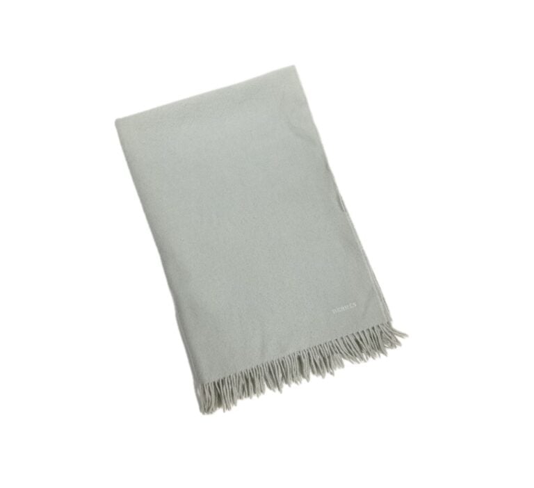 HERMÈS - Etole en cachemire frangé bleu glacier, broderie Hermès. - 210 x 72 cm…