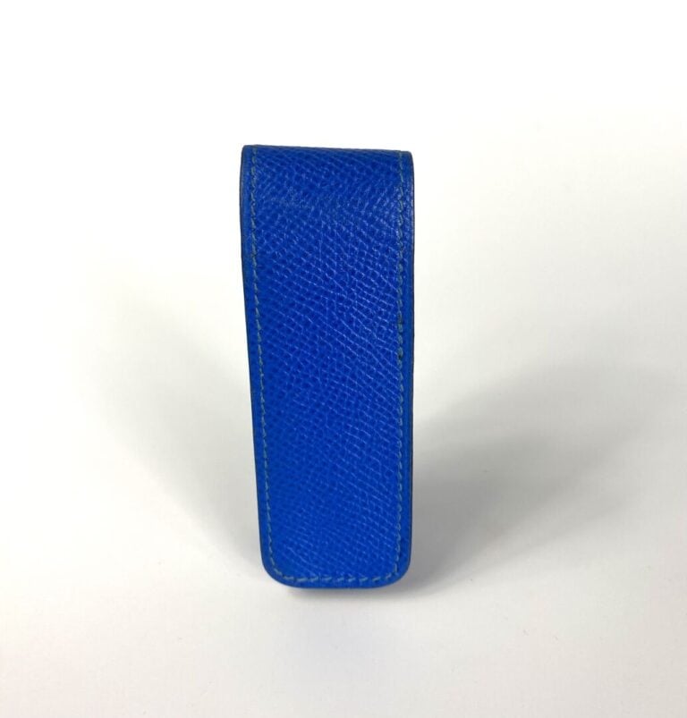 HERMÈS - Étui à rouge à lèvre ou à chewing-gum en veau Epsom bleu chiffré "S.S"…
