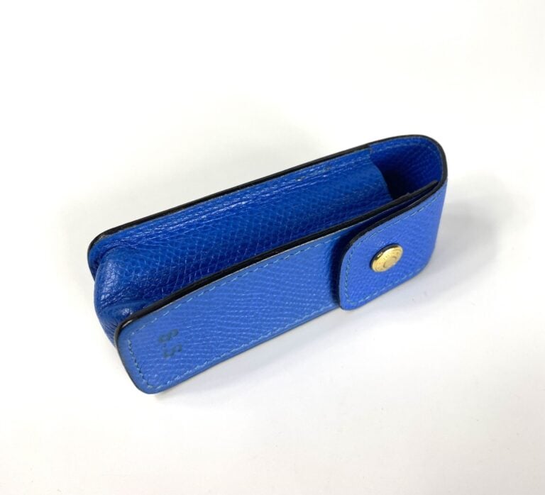 HERMÈS - Étui à rouge à lèvre ou à chewing-gum en veau Epsom bleu chiffré "S.S"…