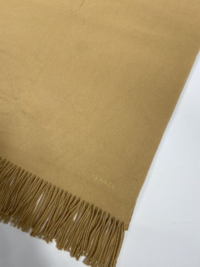 HERMÈS - Plaid en cachemire frangé beige, broderie Hermès. - 170 x 140 cm. - Tr…