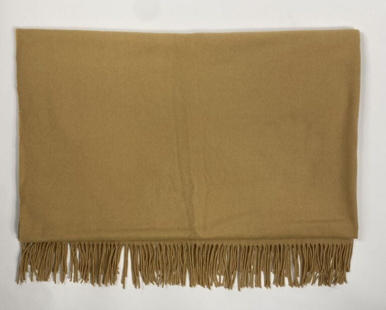 HERMÈS - Plaid en cachemire frangé beige, broderie Hermès. - 170 x 140 cm. - Tr…