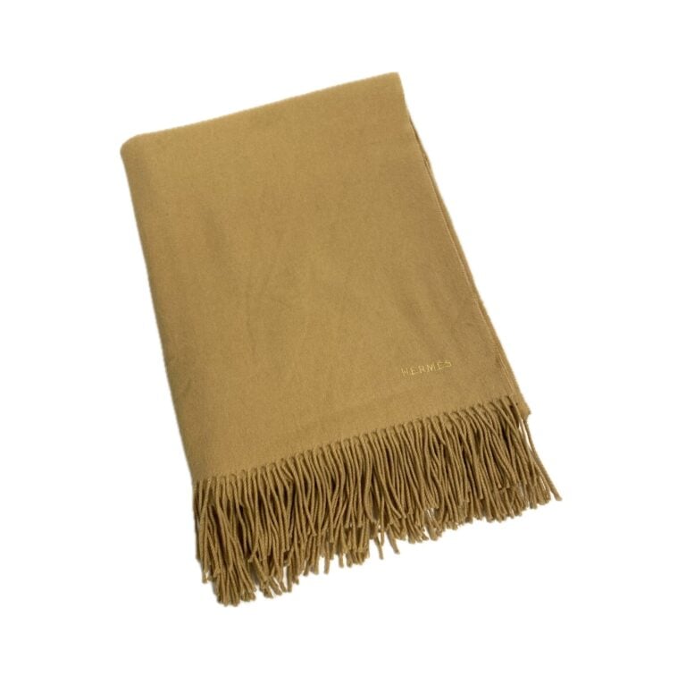 HERMÈS - Plaid en cachemire frangé beige, broderie Hermès. - 170 x 140 cm. - Tr…