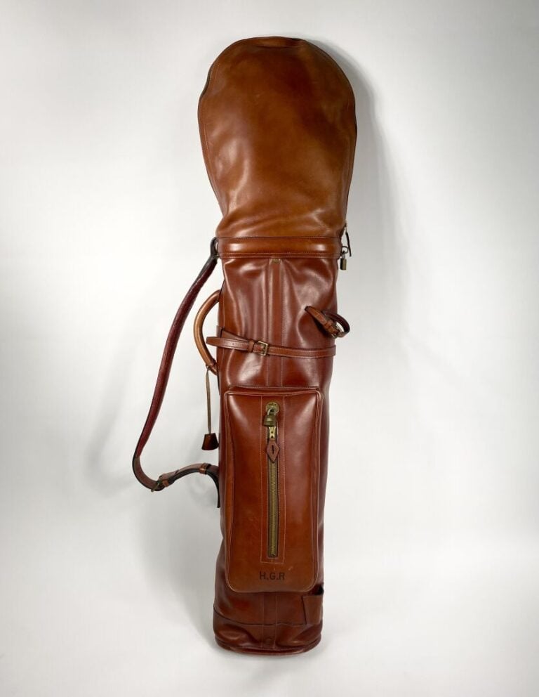 HERMÈS - Sac de golf en cuir bordeaux chiffré "H.G.R", deux anses dont une ajus…