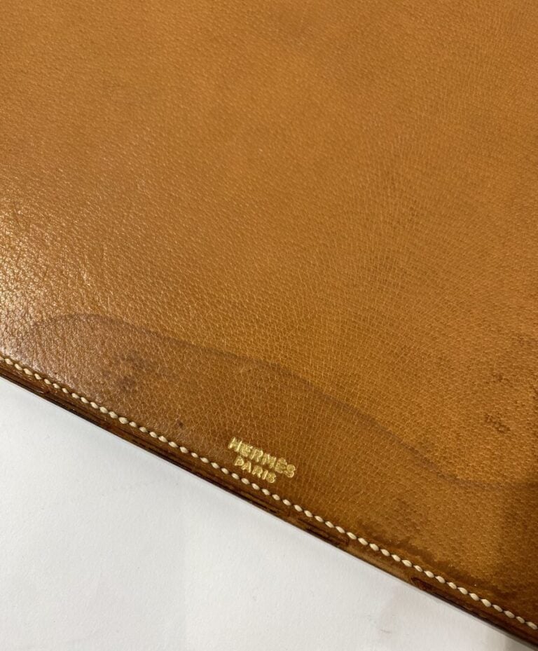 HERMÈS - Sous-main en cuir sellier fauve et bois massif. - Siglé du tampon doré…