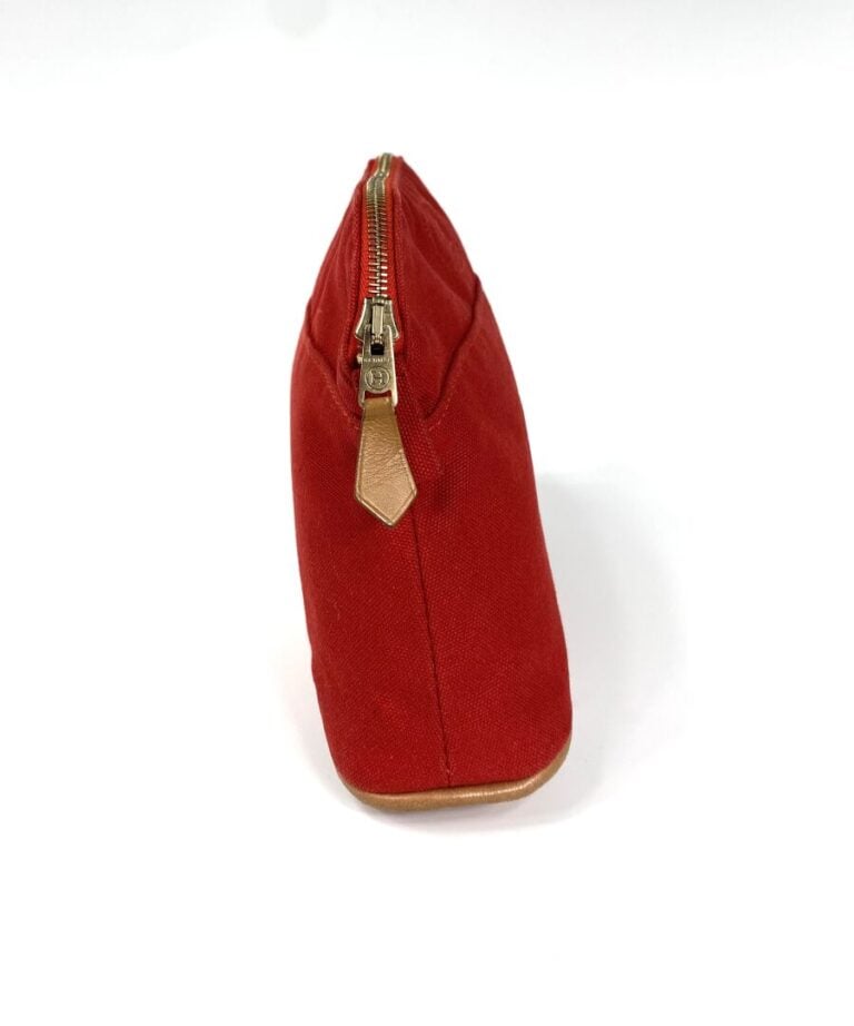 HERMÈS - Trousse de voyage "Bolide" en toile de coton rouge et cuir gold, modèl…