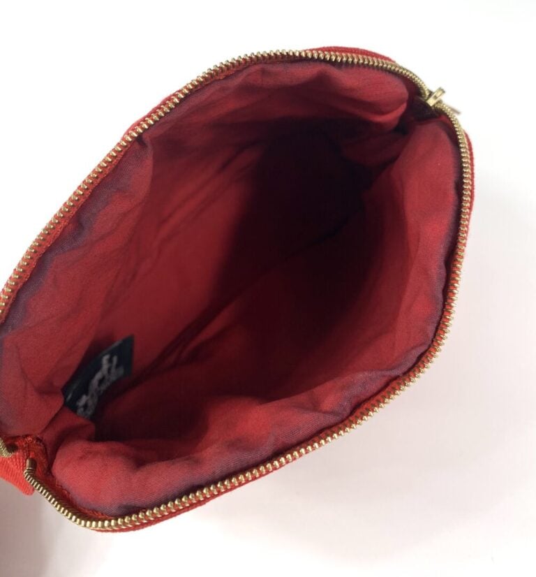 HERMÈS - Trousse de voyage "Bolide" en toile de coton rouge et cuir gold, modèl…