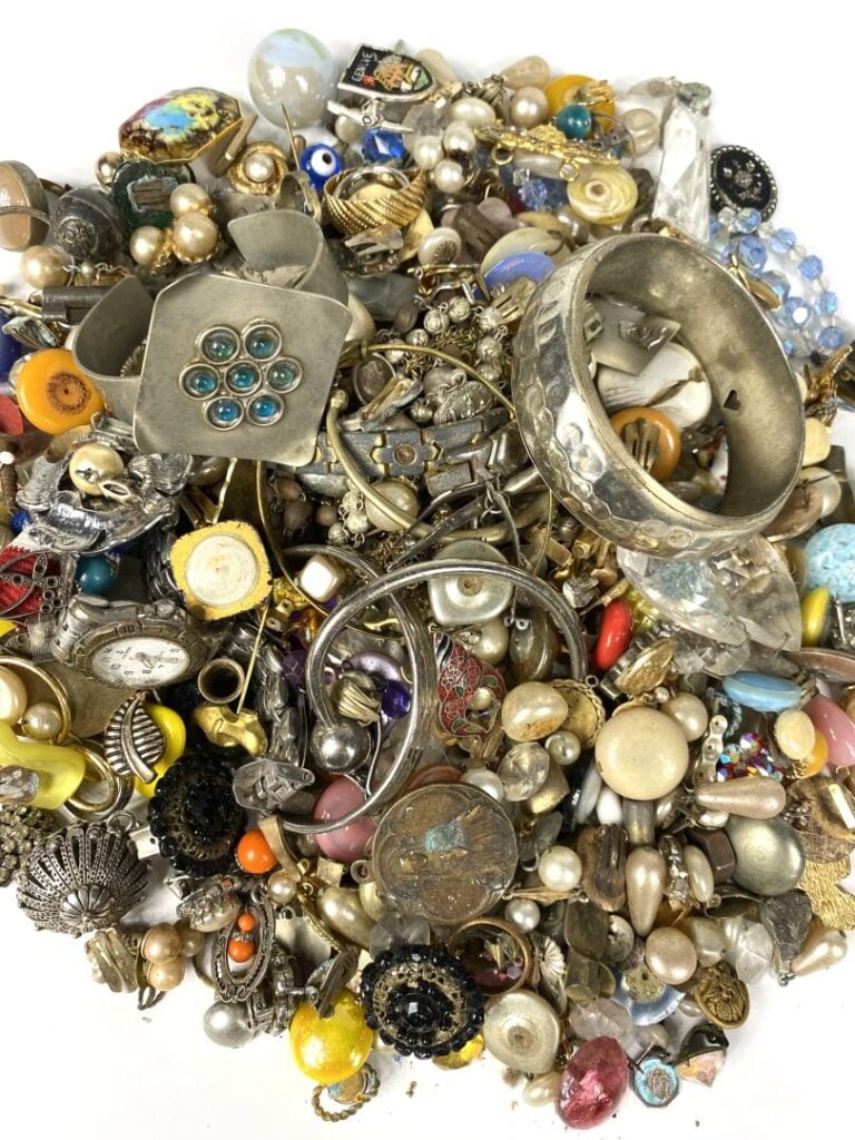 Important lot de bijoux fantaisie comprenant clips d'oreilles, bracelet en méta…
