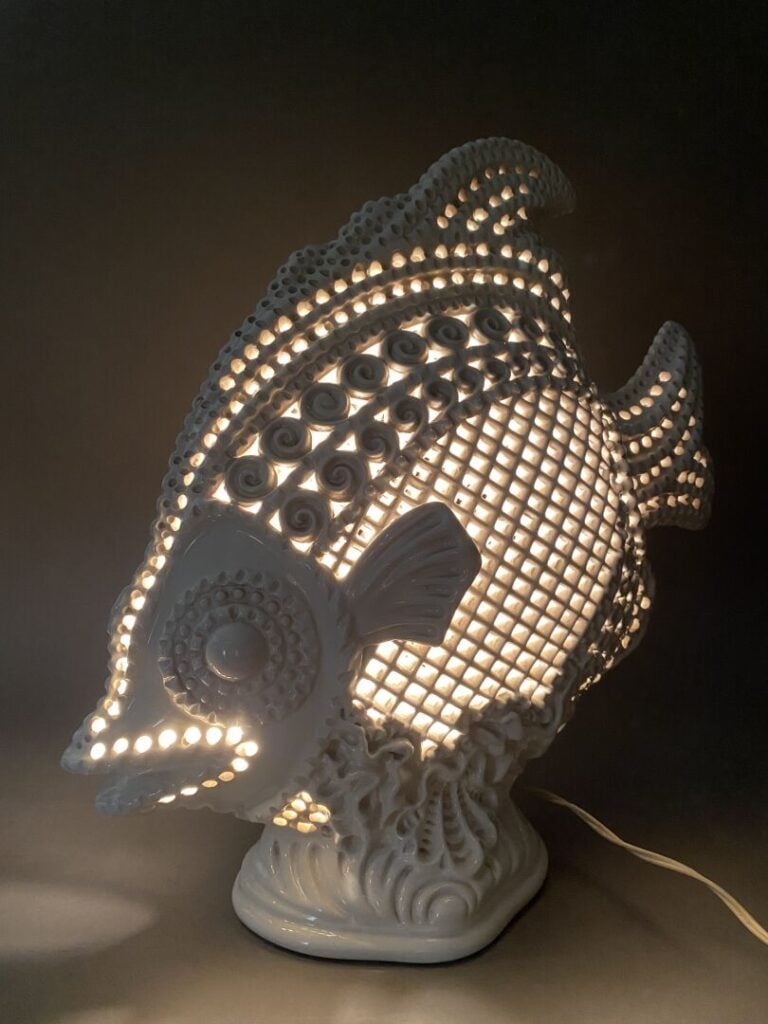 Importante lampe en faïence blanche représentant un poisson ajourée - H: 45 cm…