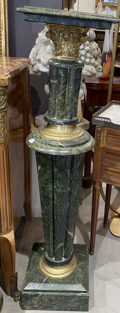 Importante paire de sellettes présentoir de forme balustre en marbre vert de me…