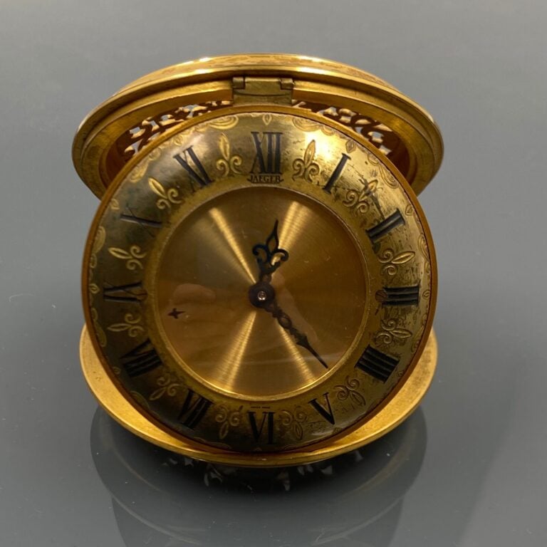 JAEGER - Montre à poser de forme circulaire dans un boîtier ajouré de fleurette…