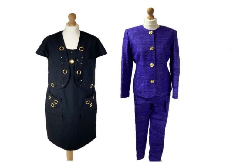 JANE EVA, DEVERNOIS - Lot de deux ensembles : Le premier en toile noire rehauss…