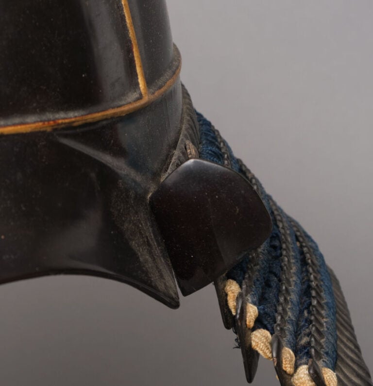 JAPON - 19ème siècle - Un CASQUE kabuto suji'bachi en laque noire , rehaussé de…