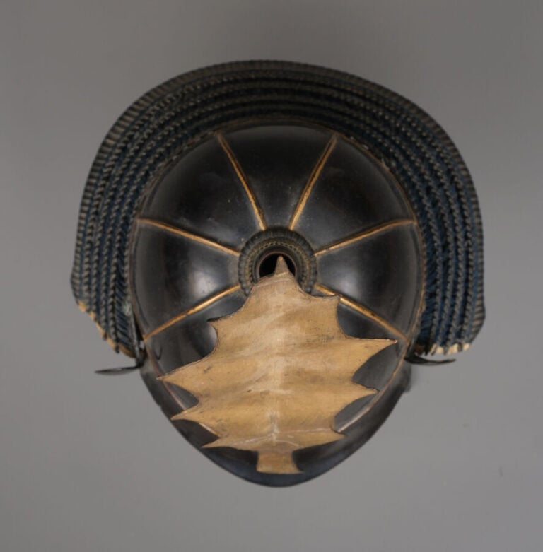 JAPON - 19ème siècle - Un CASQUE kabuto suji'bachi en laque noire , rehaussé de…