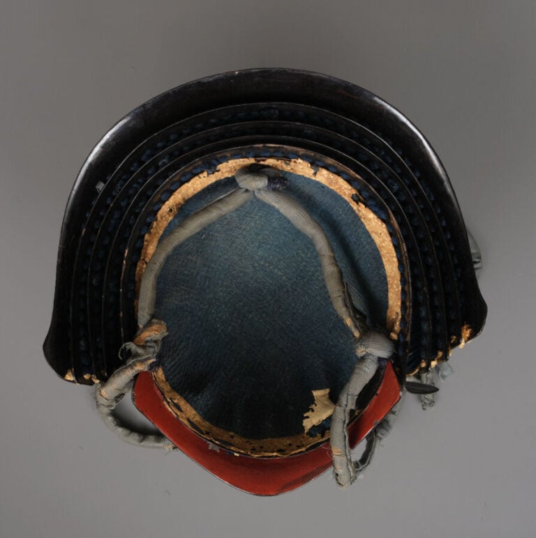 JAPON - 19ème siècle - Un CASQUE kabuto suji'bachi en laque noire , rehaussé de…