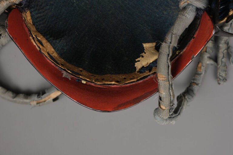 JAPON - 19ème siècle - Un CASQUE kabuto suji'bachi en laque noire , rehaussé de…