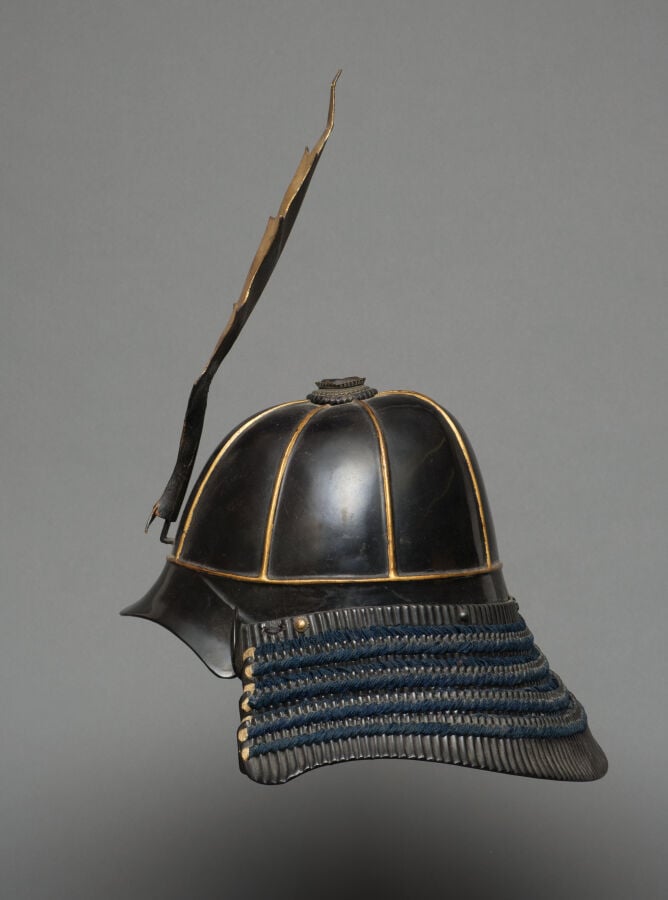JAPON - 19ème siècle - Un CASQUE kabuto suji'bachi en laque noire , rehaussé de…