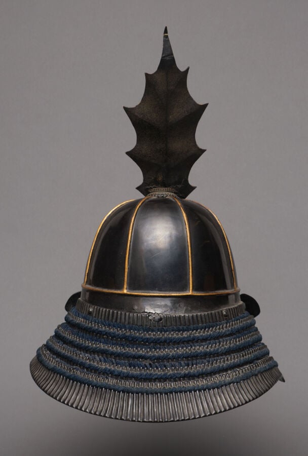 JAPON - 19ème siècle - Un CASQUE kabuto suji'bachi en laque noire , rehaussé de…