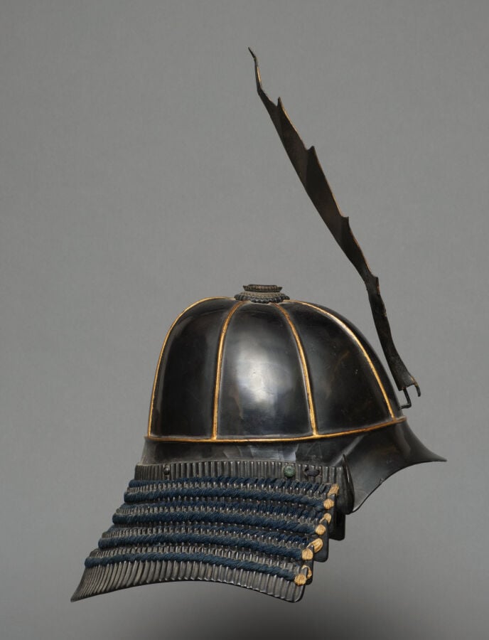 JAPON - 19ème siècle - Un CASQUE kabuto suji'bachi en laque noire , rehaussé de…