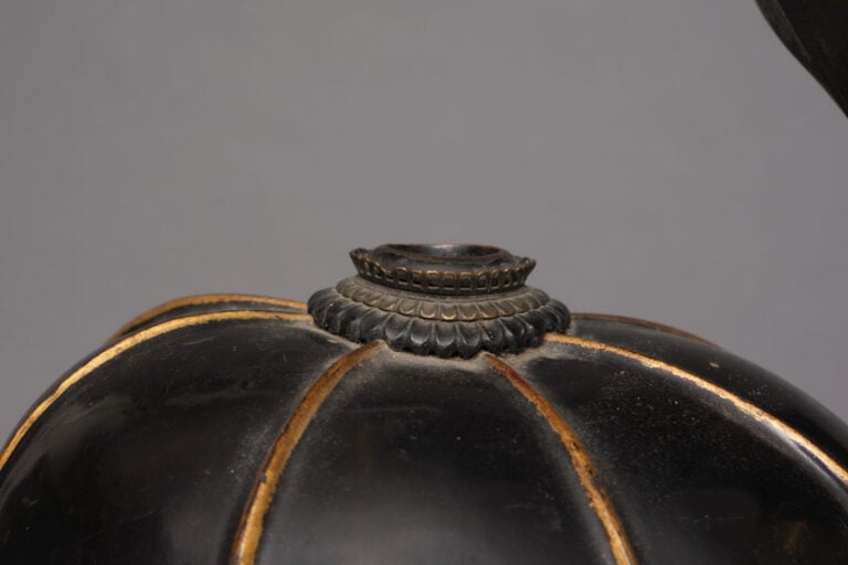 JAPON - 19ème siècle - Un CASQUE kabuto suji'bachi en laque noire , rehaussé de…