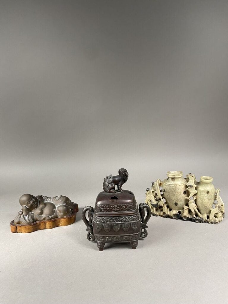 Japon - Brûle-parfum en bronze à décor de frises de rinceaux, le couvercle ajou…