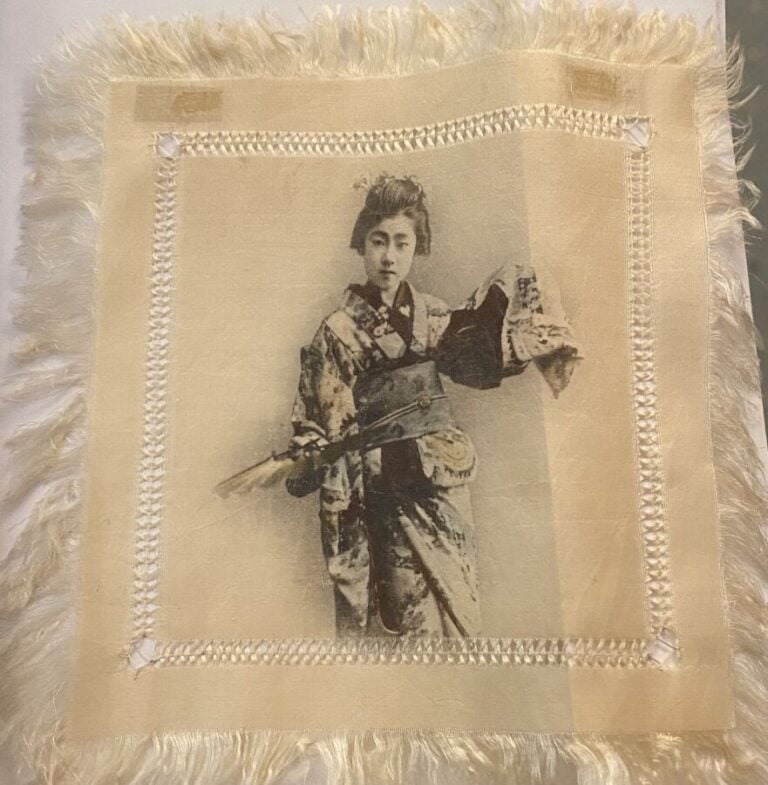 JAPON - Ensemble de trois carrés de soie à décor imprimé de photos anciennes re…