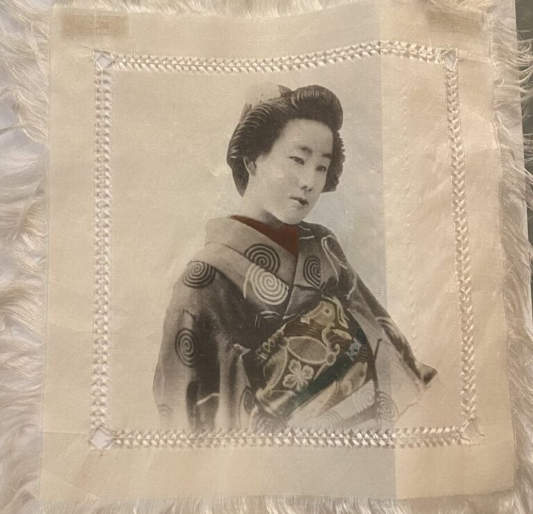 JAPON - Ensemble de trois carrés de soie à décor imprimé de photos anciennes re…