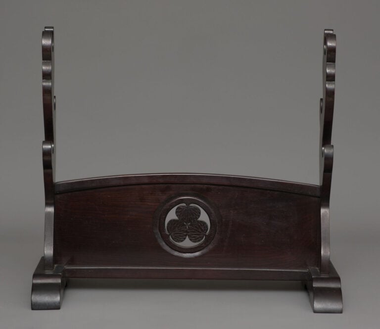 JAPON - Fin de la période Shôwa (fin du 20e siècle). - PORTE-EPEE en bois 刀掛け (…