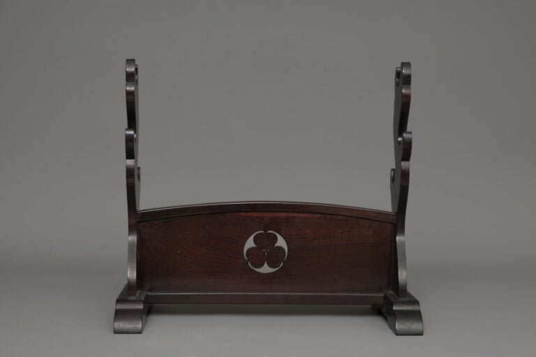 JAPON - Fin de la période Shôwa (fin du 20e siècle). - PORTE-EPEE en bois 刀掛け (…