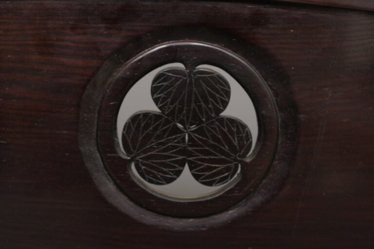 JAPON - Fin de la période Shôwa (fin du 20e siècle). - PORTE-EPEE en bois 刀掛け (…