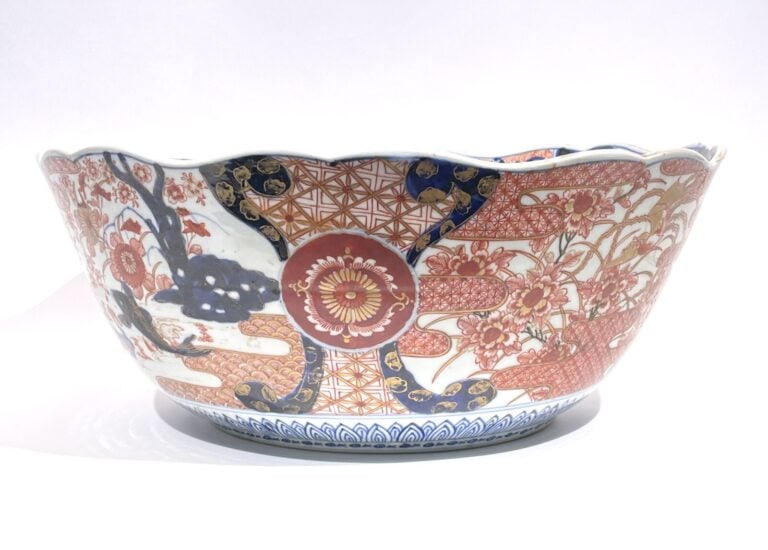 JAPON - IMARI, Grande coupe à décor bleu or et rouge à décor de dragons, signée…