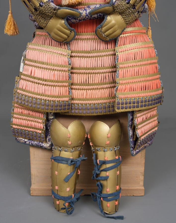 JAPON - milieu de la période Shôwa (milieu du 20e siècle). - ARMURE en laque or…