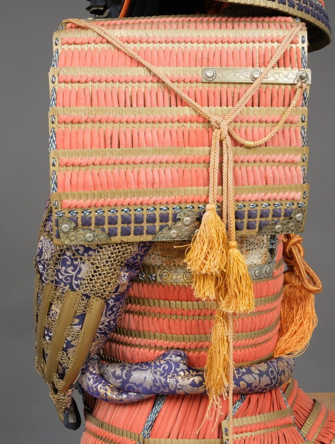 JAPON - milieu de la période Shôwa (milieu du 20e siècle). - ARMURE en laque or…