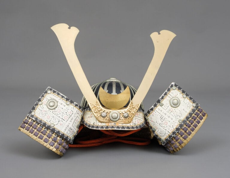 JAPON - milieu de la période Shôwa (milieu du 20e siècle). - ARMURE en laque or…