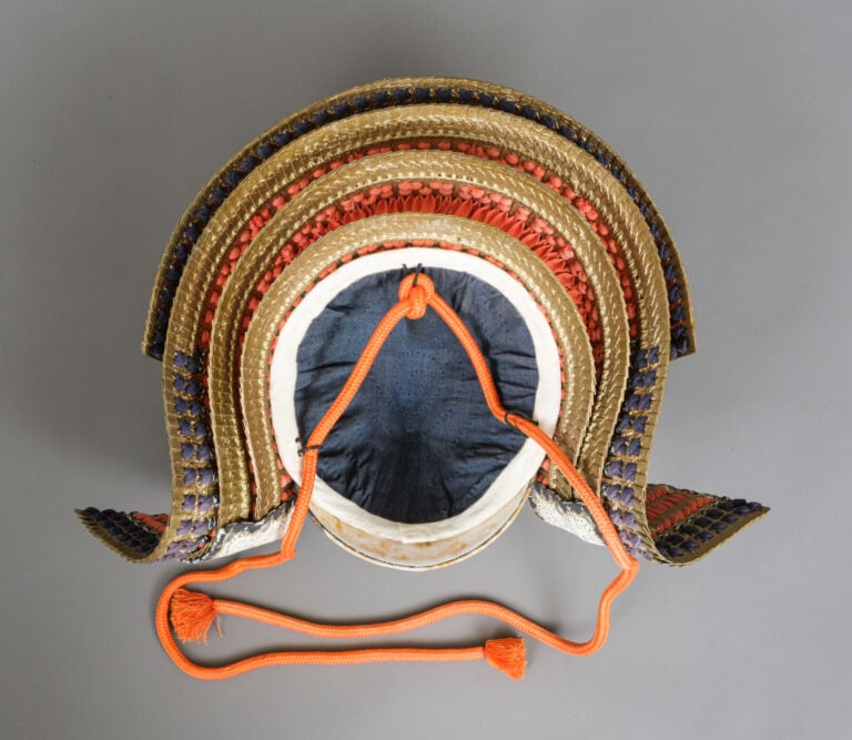 JAPON - milieu de la période Shôwa (milieu du 20e siècle). - ARMURE en laque or…