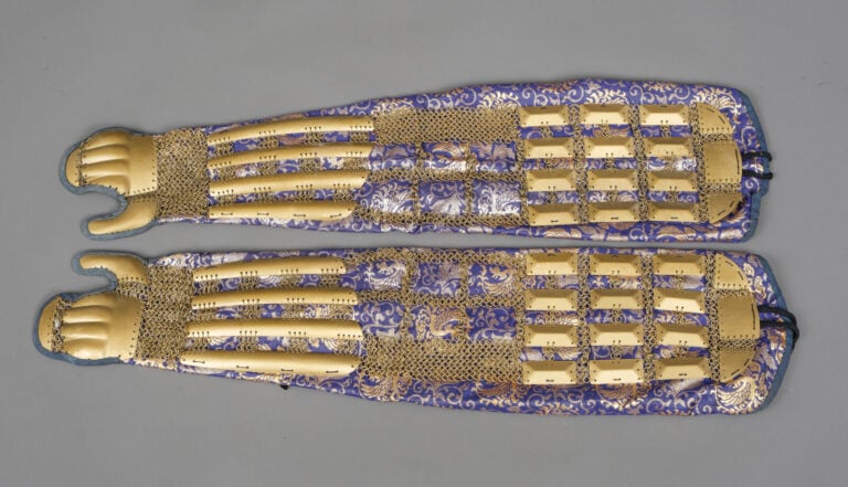 JAPON - milieu de la période Shôwa (milieu du 20e siècle). - ARMURE en laque or…