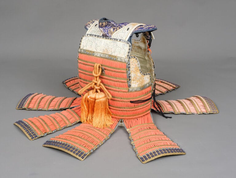 JAPON - milieu de la période Shôwa (milieu du 20e siècle). - ARMURE en laque or…