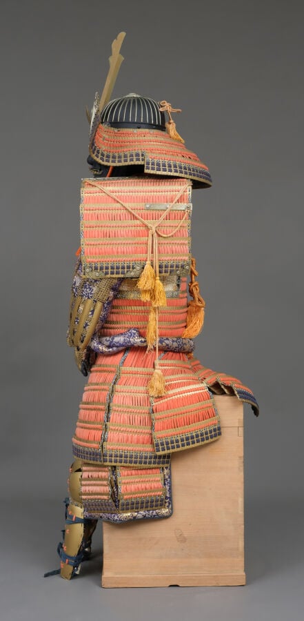 JAPON - milieu de la période Shôwa (milieu du 20e siècle). - ARMURE en laque or…