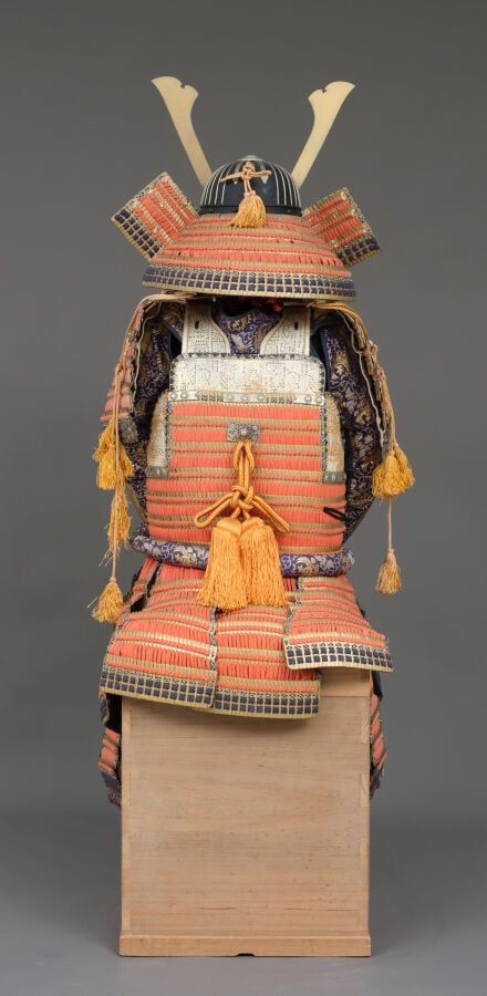 JAPON - milieu de la période Shôwa (milieu du 20e siècle). - ARMURE en laque or…